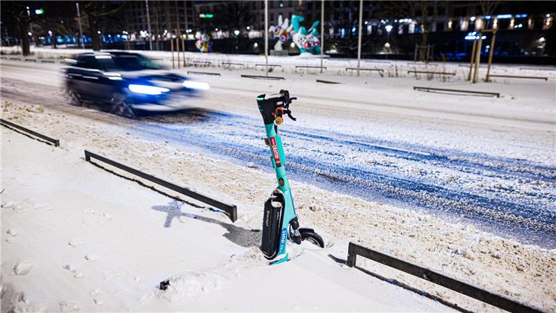 Sturm „Elli“ zieht ab, Frost kommt – Probleme im Bahnverkehr Viele Straßen sind noch zugeschneit.