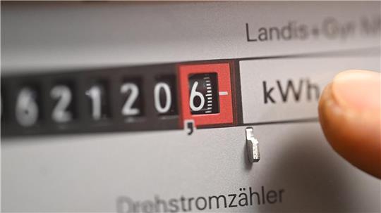 Viele Strom-Grundversorger haben schon die Preise gesenkt, weitere folgen. Der Grund: Gesunkene Netzgebühren und niedrigere Einkaufspreise. (Symbolbild)