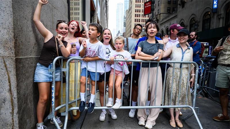 Outfit, Trauzeugen, Gäste: So lief die Swift-Hochzeit ab Viele Swifties reisten extra an, um vor der Halle mit anderen Fans mitzufiebern.