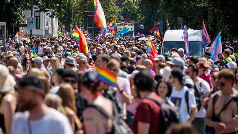 Viele Teilnehmer liefen im vergangenen Jahr beim Umzug zum Christopher Street Day in Oldenburg. Queere Menschen werden immer wieder verbal oder sogar körperlich angegriffen. (Archivbild) 