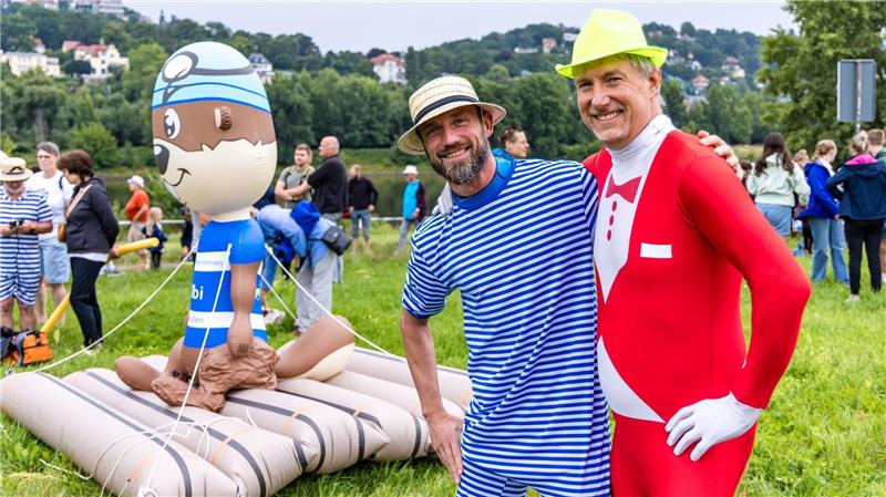Hunderte Teilnehmer beim Elbeschwimmen in Dresden Viele Teilnehmer tragen bunte Kostüme.