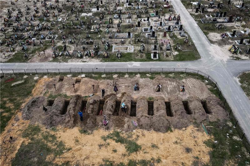 Damit die Toten nicht liegen bleiben Viele Tote, viele Gräber: In den Kampfgebieten in der Ukraine, wie hier in Butscha bei Kiew, sind in den vergangenen Monaten neue Grabstätten entstanden. Foto: Yasuyoshi Chiba / afp