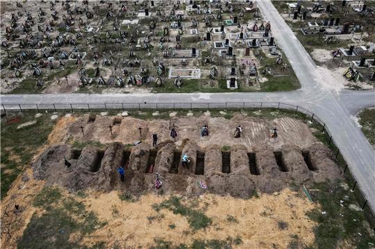 Viele Tote, viele Gräber: In den Kampfgebieten in der Ukraine, wie hier in Butscha bei Kiew, sind in den vergangenen Monaten neue Grabstätten entstanden. Foto: Yasuyoshi Chiba / afp