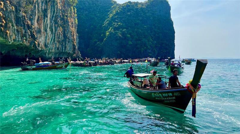„The Beach“: Thailands Maya Bay öffnet wieder für Touristen Viele Touristen kommen mit solchen traditionellen Booten zur weltberühmten Bucht. (Archivbild)