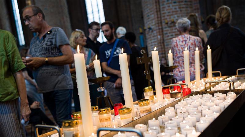 Trauer nach Tat in Stade – „Ein Schutzort wurde zum Tatort“ Viele Trauergäste zündeten Kerzen für die sechs Todesopfer von Stade an.