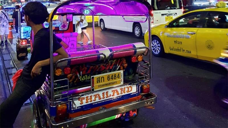 Knatternde Legende: Bangkoks Tuk-Tuks vor dem Aus? Viele Tuk-Tuks sind abends grell beleuchtet und spielen laute Musik.