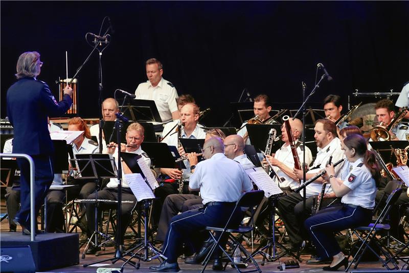 Musikalische Sommernacht vor der Goslarer Kaiserpfalz Viele Uniformen, zwei Formationen und Musik aus einem Guss: Das Bundespolizeiorchester Hannover und das Landespolizeiorchester Niedersachsen hinterlassen beim Goslarer Publikum mit ihren Medleys mächtig Eindruck.