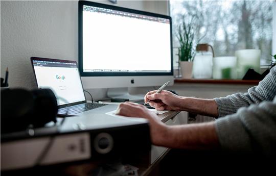 Viele Unternehmen verkleinern Büros, da ihre Angestellten viel von zu Hause arbeiten. Mit der Umwandlung nicht mehr genutzter Flächen könnten Tausende Wohnungen in den Metropolen entstehen, heißt es in einer Studie.