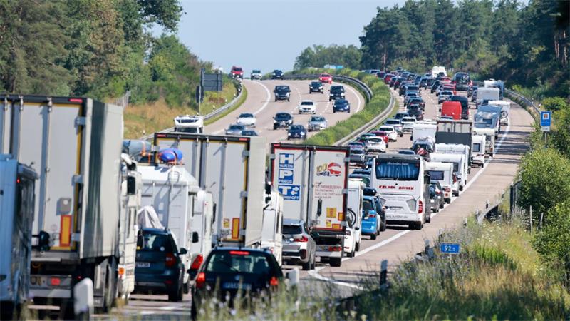 Viele Urlauber wollen in den Norden und müssen auf den Autobahnen vorerst mit Verzögerungen rechnen. (Symbolbild)