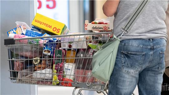 Viele Verbraucher achten beim Einkaufen stark auf den Preis (Archivbild)