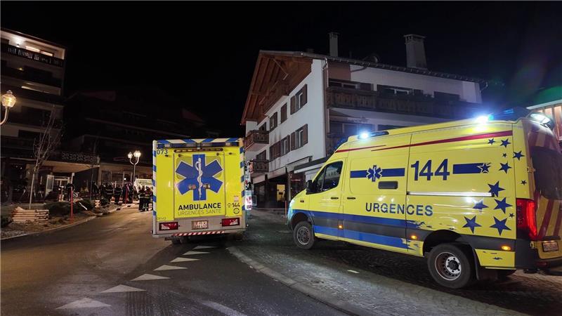 Viele Verletzte wurden in der Silvesternacht in Crans-Montana mit Rettungswagen in Kliniken gebracht. 