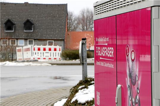 Viele Verteilerkästen sind schon mit der Werbung fürs Glasfasernetz versehen – die Baustelle im Hintergrund kündet davon, dass der Ausbau noch andauert.  Foto: Gereke