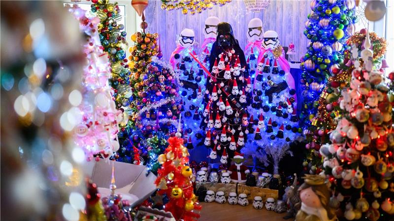 Viele Weihnachtsbäume wurden zu verschiedenen Mottos wie zum Beispiel „Star Wars“ geschmückt.