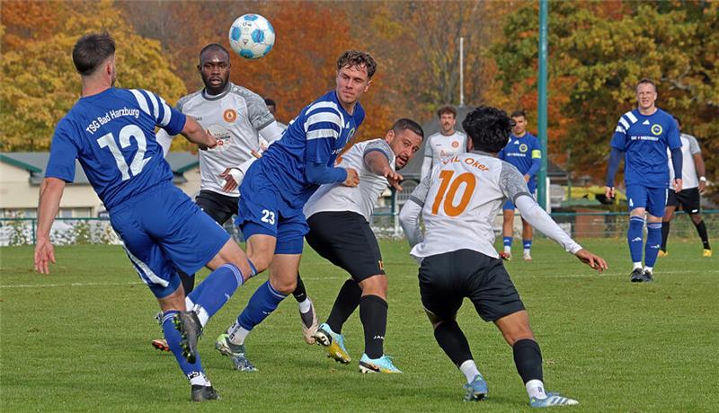 TSG Bad Harzburg gewinnt Gruselderby, Duo jubelt Viele Zweikämpfe, kaum Fußball: Am Ende behalten Timo Schwanecke (M.) und die TSG Bad Harzburg mit 3:1 gegen den VfL Oker die Oberhand, links Torschütze Chiemerie Nwankwo, rechts Özcan Gürel. Foto: Epping