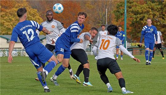 Viele Zweikämpfe, kaum Fußball: Am Ende behalten Timo Schwanecke (M.) und die TSG Bad Harzburg mit 3:1 gegen den VfL Oker die Oberhand, links Torschütze Chiemerie Nwankwo, rechts Özcan Gürel. Foto: Epping