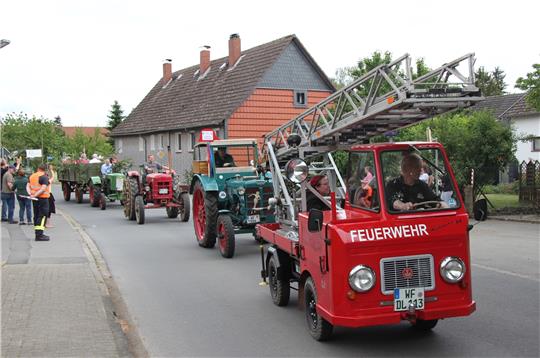 Viele alte Fahrzeuge gibt es beim Festumzug am Samstag zu sehen – darunter auch eine einst beim VEB Waltershausen in der DDR produzierte Drehleiter, die die Blicke auf sich zieht. Foto: Hohaus