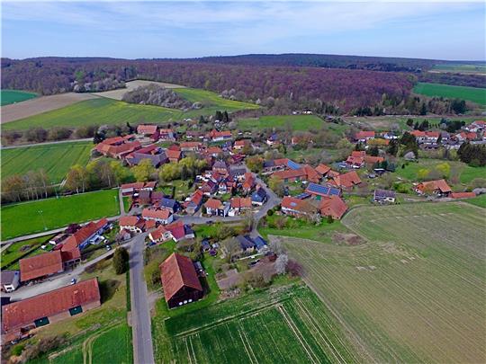 Viele alte Höfe bestimmen das Dorfbild von Neuwallmoden. Der letzte landwirtschaftliche Betrieb ist aber bereits vor einiger Zeit kurz vor das Dorf gezogen .  Foto: Kühlewind