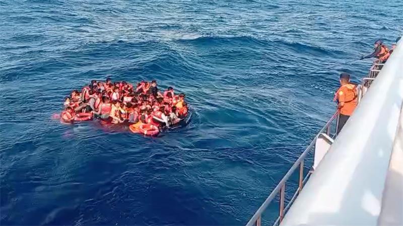 Großeinsatz auf See: Fährunglück zwischen Bali und Lombok Viele an Bord versuchten sich in Rettungsbooten in Sicherheit zu bringen.