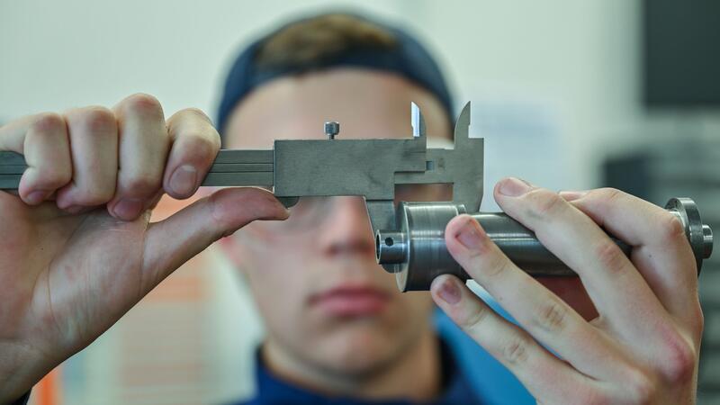 DGB: Viele Azubis machen Überstunden Viele angehende Mechatroniker sind mit ihrer Ausbildung zufrieden oder sehr zufrieden. (Archivbild)