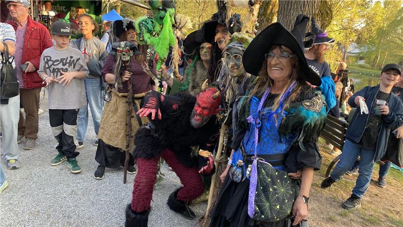 Viele aufwändig kostümierte Hexen- und Teufelsgestalten lassen sich am Abend im Braunlager Kurpark bereitwillig ablichten.