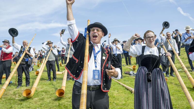 Mehr als 1000 Alphörner für Weltrekord auf Schweizer Wiese Viele der Bläserinnen und Bläser waren in traditionellen Kostümen gekommen.
