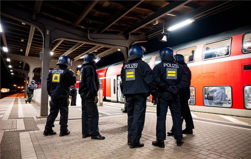 Polizei stoppt Regionalzug und durchsucht hunderte HSV-Fans Viele der Fans mussten stundenlang in dem Zug ausharren, bis sie kontrolliert wurden.