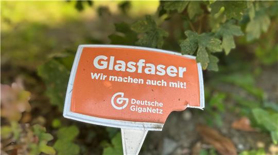Viele dieser in Bad Harzburg aufgestellten Glasfaser-Schilder der Giga-Netz sind bereits wieder verschwunden.