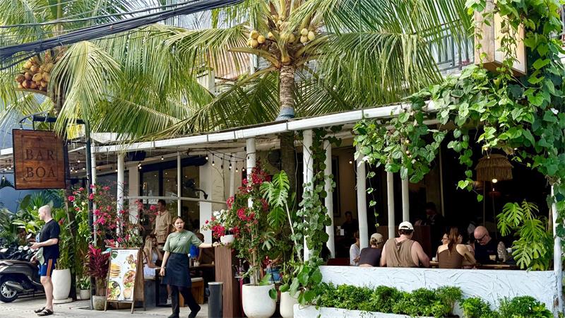 Wem gehört Bali? - Wie digitale Nomaden eine Insel verändern Viele digitale Nomaden arbeiten in Canggu in solchen hippen Cafés.