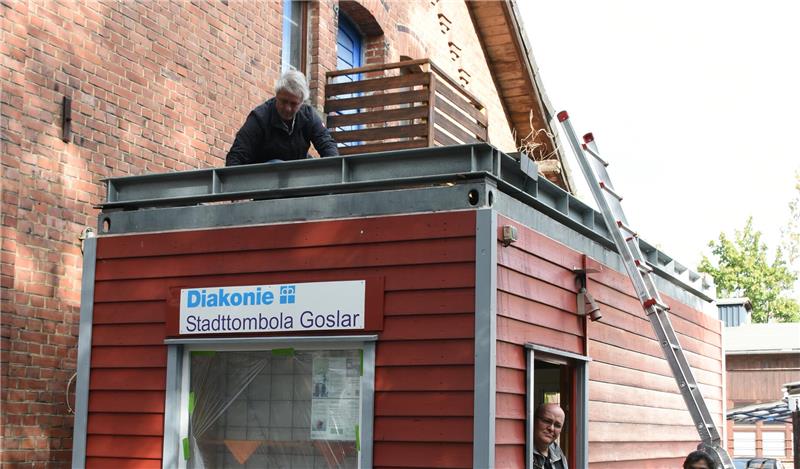 Viele fleißige Hände packen mit an, um die große Tombolahütte wieder fit für ihren Einsatz am Karstadt-Turm zu machen. Heute zieht sie von den Höfen in die Altstadt um.