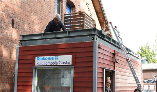 Viele fleißige Hände packen mit an, um die große Tombolahütte wieder fit für ihren Einsatz am Karstadt-Turm zu machen. Heute zieht sie von den Höfen in die Altstadt um.