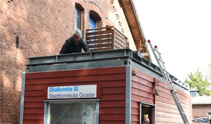 Viele fleißige Hände packen mit an, um die große Tombolahütte wieder fit für ihren Einsatz am Karstadt-Turm zu machen. Heute zieht sie von den Höfen in die Altstadt um.