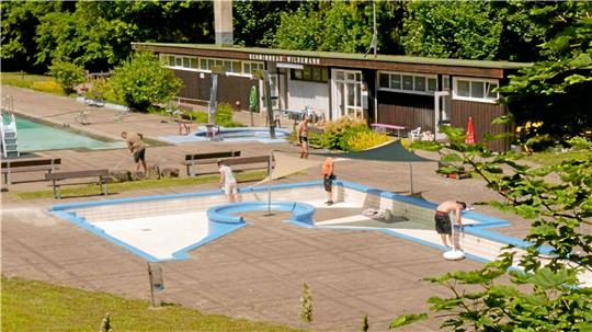 Viele fleißige Hände wecken das Spiegelbad aus seinem Dornröschenschlaf. Am Samstag wird Eröffnung gefeiert.  Fotos: Privat