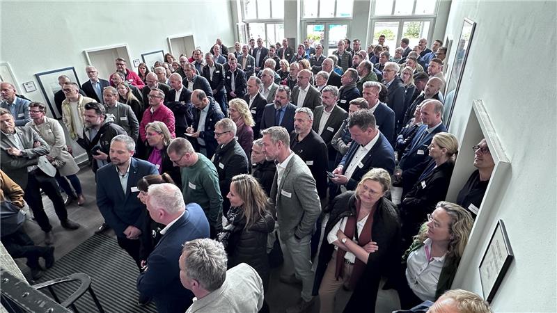 Viele geladene Gäste wohnen dem kleinen Festakt bei.