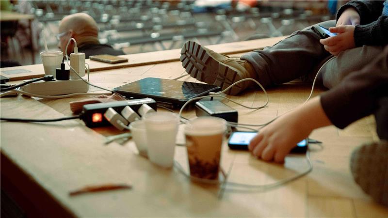 Viele kommen hierher, um ihr Handy zu laden oder eine warme Mahlzeit zu bekommen. 