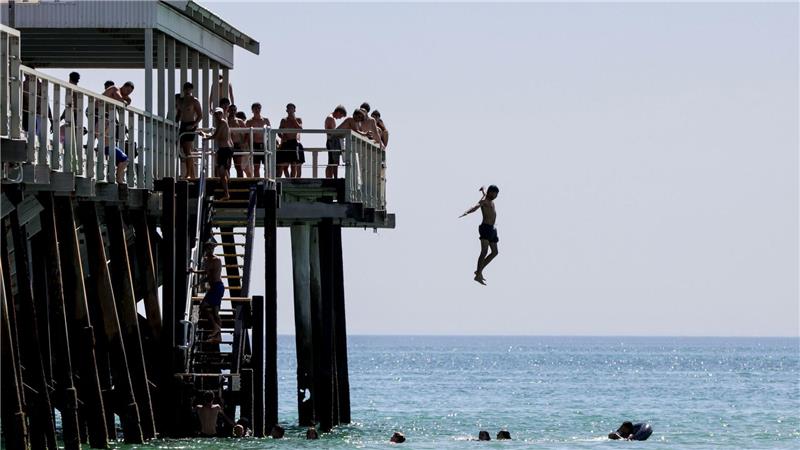 Viele kühlten sich bei einem Bad im Meer ab. Weite Teile Australiens leiden unter extremer Hitze mit Temperaturen nahe 50 Grad. 