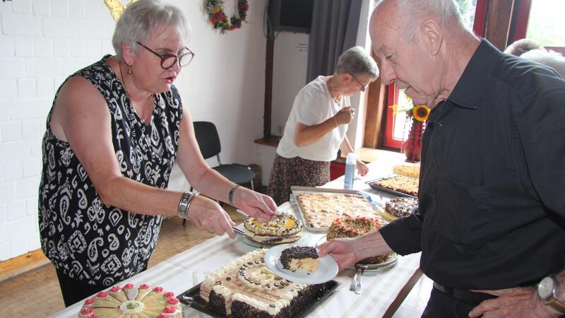 Mit Saus und Braus durch 50 Jahre Viele leckere Kuchen und Torten hatten emsige Helfer gebacken.