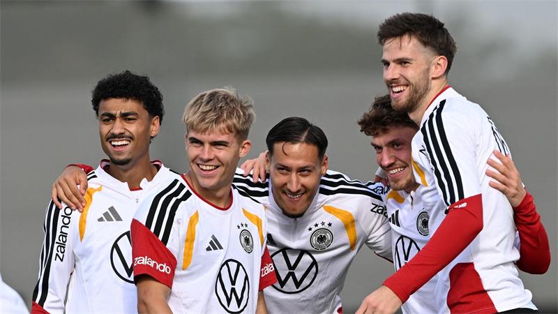 Viele neue Gesichter um Hennes Behrens, Younes Ebnoutalib und Phillip Treu.  