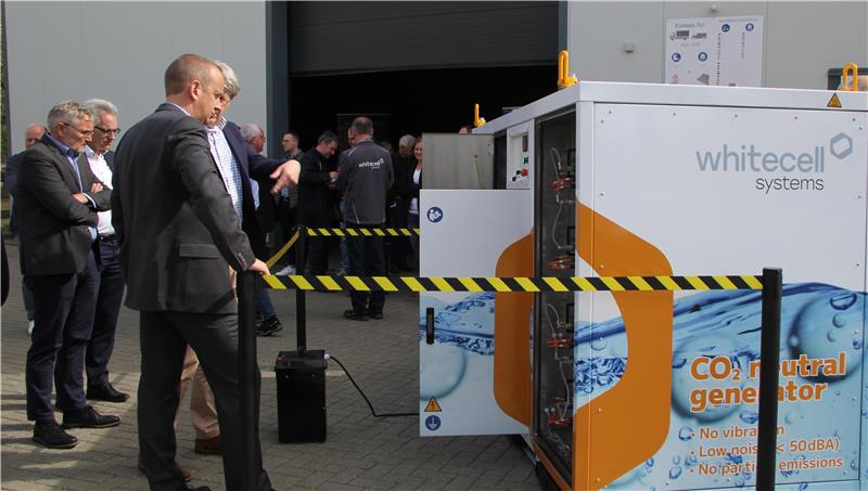 Clausthal-Zellerfeld: Wie Alkohol beim Stromausfall hilft Viele nutzen die Gelegenheit, den Generator von innen und außen zu inspizieren.