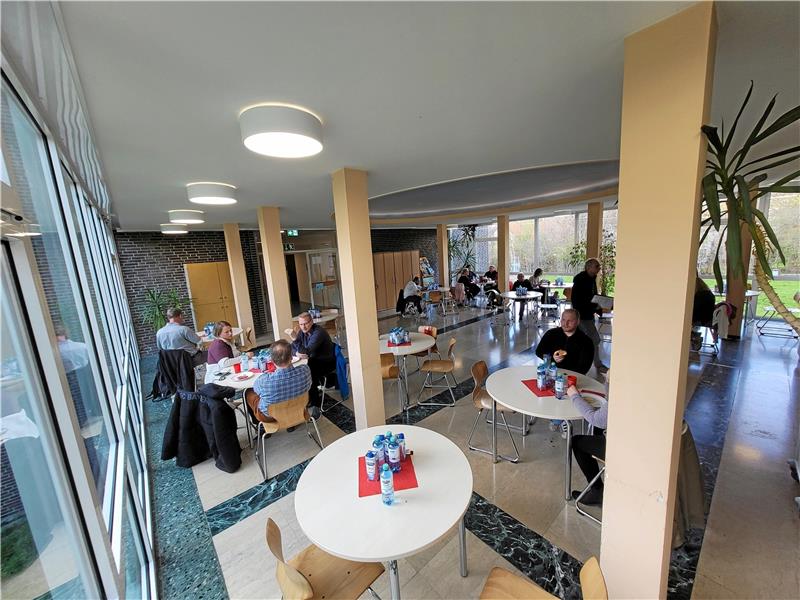 Wird in der BBS auch künftig noch Blut gespendet? Viele nutzen die Zeit nach der Spende, um sich im Foyer der BBS auf einen Plausch zu treffen. Foto: Exner