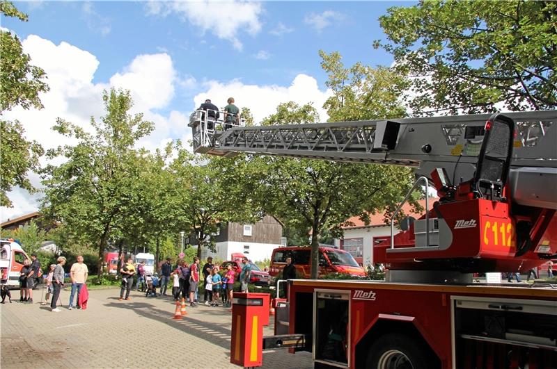 Viele nutzten die Gelegenheit, mit der Drehleiter aufzusteigen. Foto: Hohaus