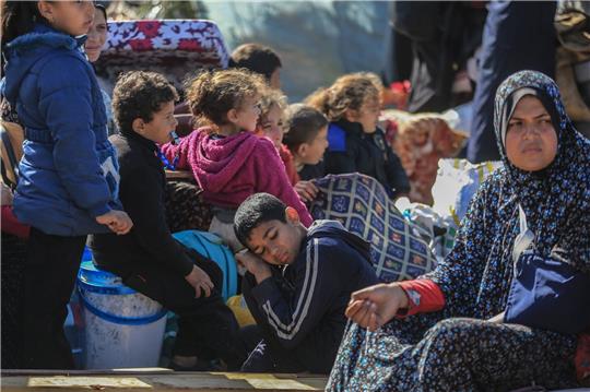 Viele palästinensische Familien verlassen Chan Junis und suchen anderswo Schutz.
