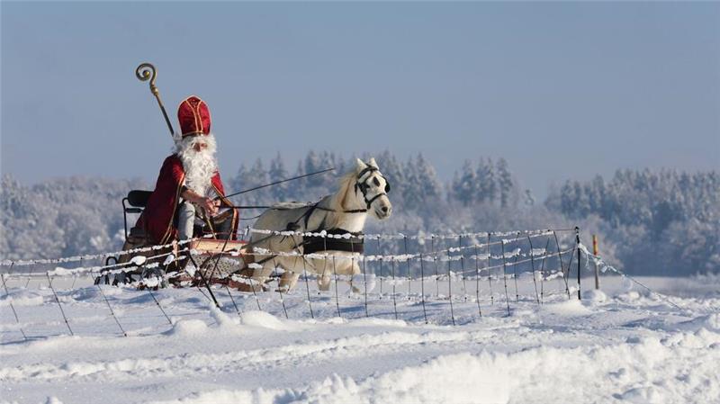 Viele stellen sich ideale Weihnachten so vor: Drinnen leuchtet der Baum, draußen türmt sich der Schnee. (Archivbild)