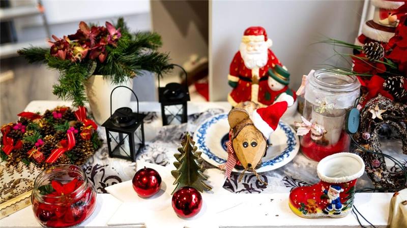 Kerzen und Kugeln - Tauschbörse für Weihnachtsdeko Viele suchen sich bei der Tauschbörse die komplette Weihnachtsdekoration für die Wohnung oder für den Tannenbaum zusammen.