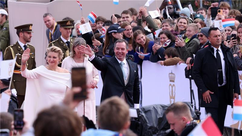 Viele tausend Menschen jubeln dem neuen großherzoglichen Paar zu