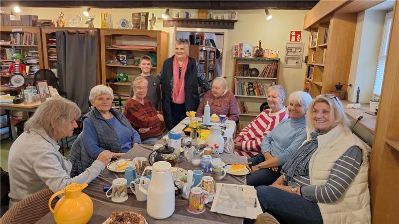 Bücherei Hornburg: Wiedereröffnung nach Wasserschaden Viele treue Stammleser werden bei der Wiedereröffnung von Büchereileiterin Christiane Pantke (stehend) bei Kaffee und Kuchen begrüßt.