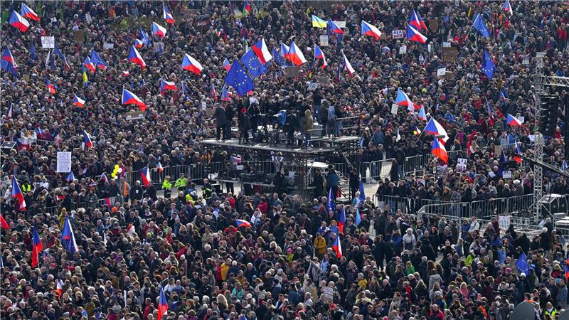 Viele tschechische Fahnen sind zu sehen.