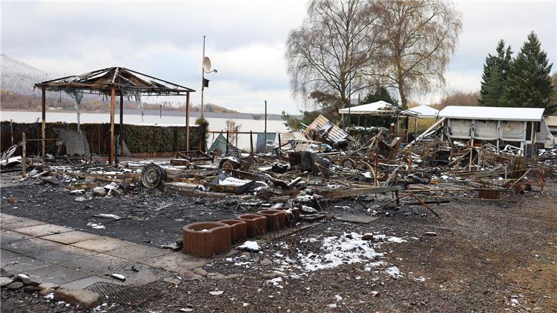 Fassungslos: Großbrand zerstört Wohnmobile, Boote und Erinnerungen Die Überreste des Brandes.