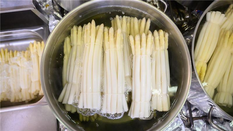 Vielen Deutschen läuft das Wasser im Mund zusammen, wenn sie gekochten weißen Spargel sehen. (Archivbild)