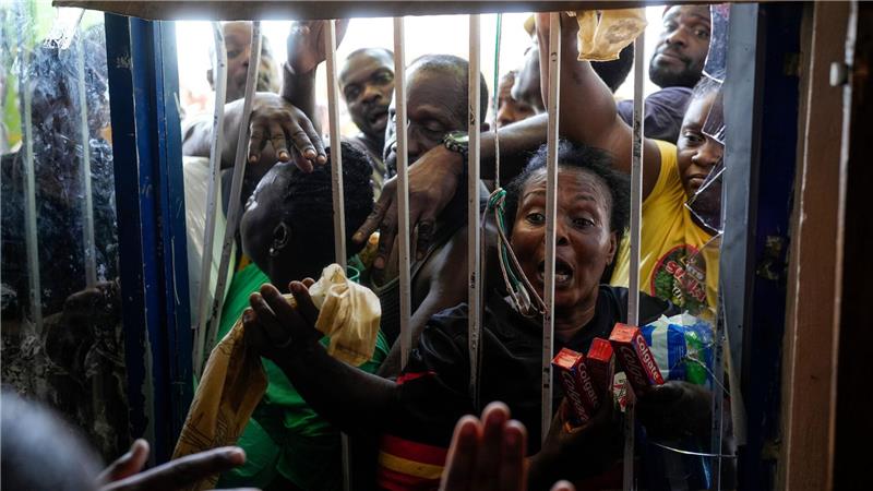 Vielen Menschen müssen ohne Vorräte und Strom ausharren. 