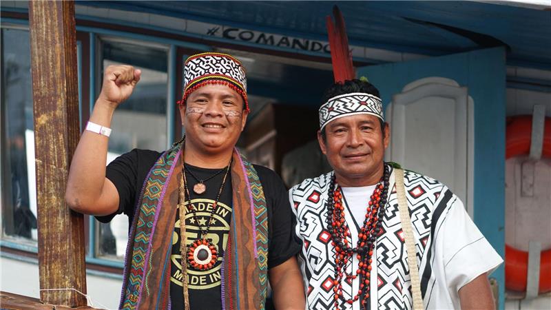 Vieler indigene Vertreter tragen traditionelle Gewänder und Kopfschmuck.
